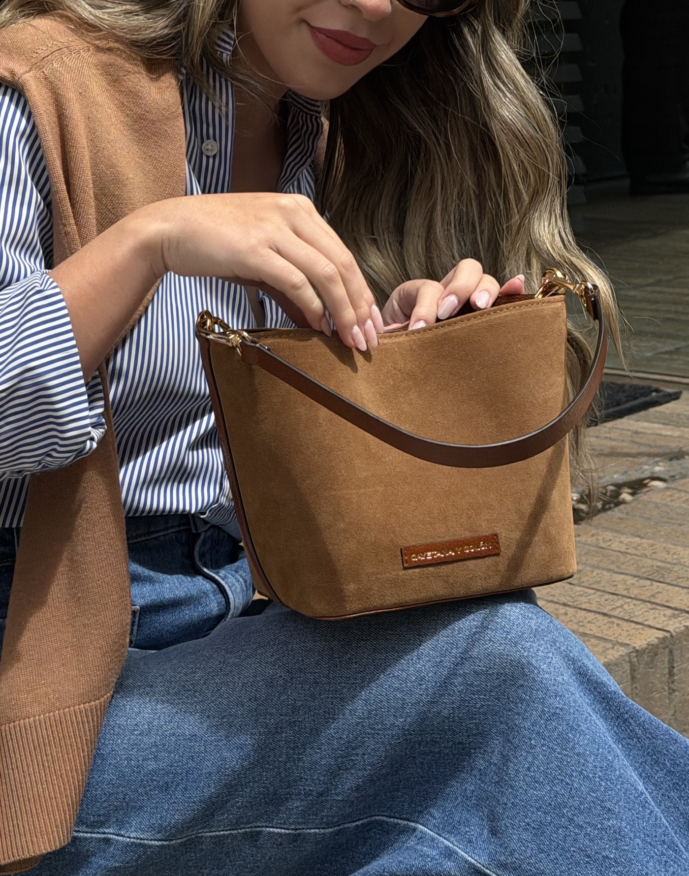 Bucket Suede Mini Bourbon - Imagen 3