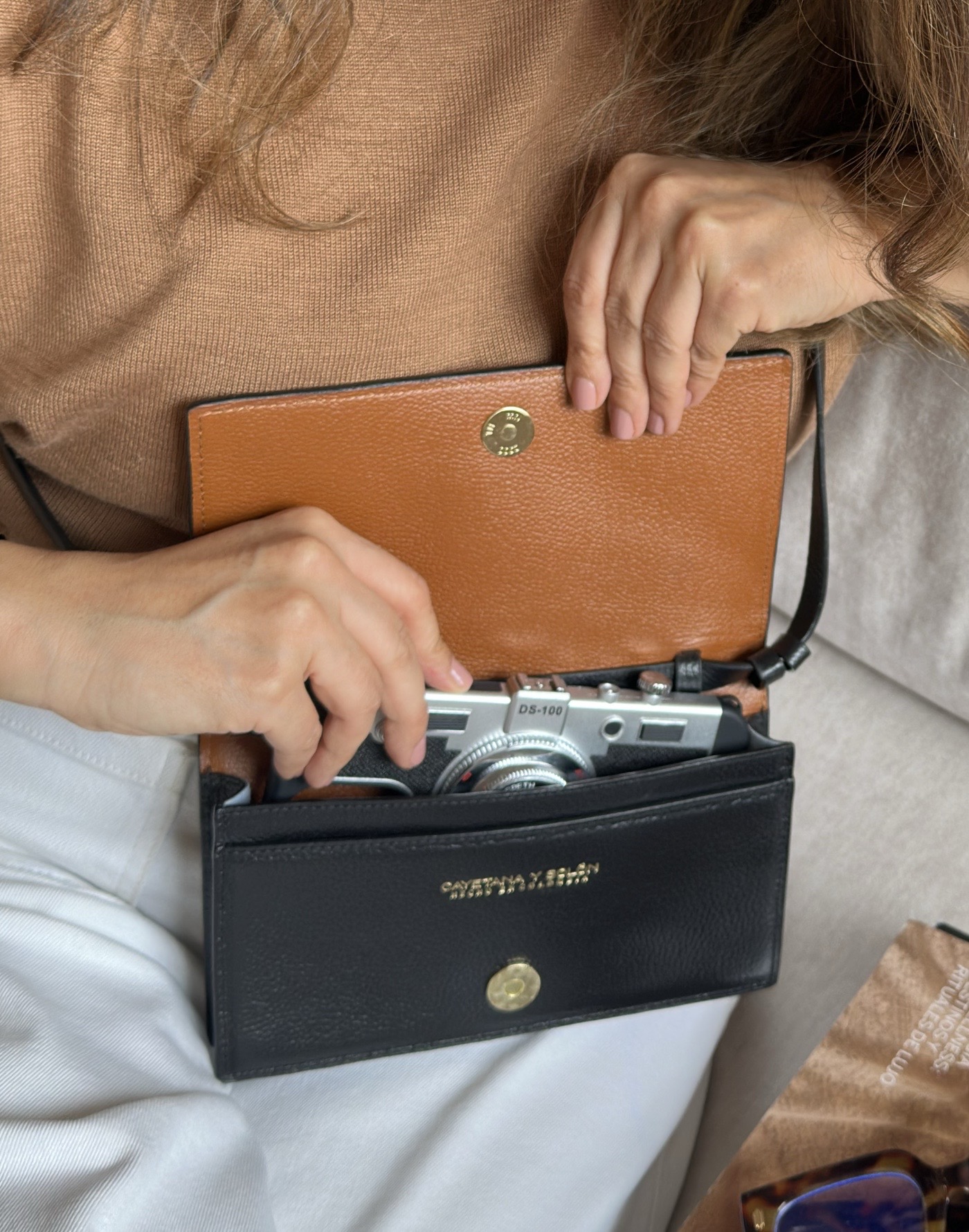 Mini Crossbody Evangeline (Negro/Caramel) - Imagen 3