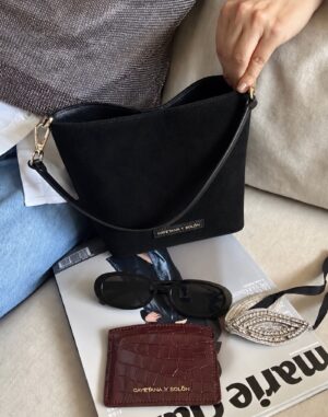Bolso Bucket Mini de terciopelo negro y cuero negro llevado al hombro