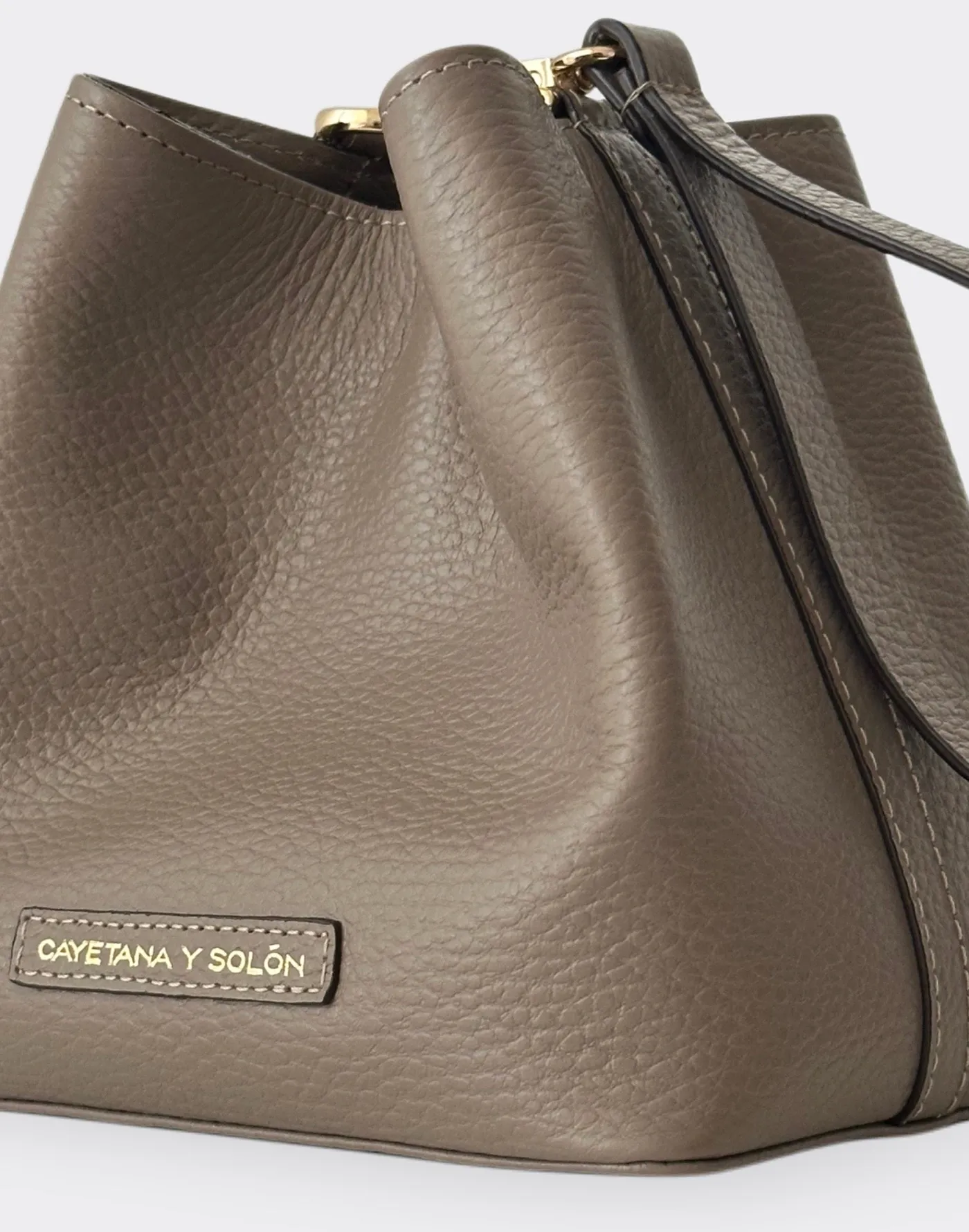 Bucket Cuero Mini Taupe - Imagen 3